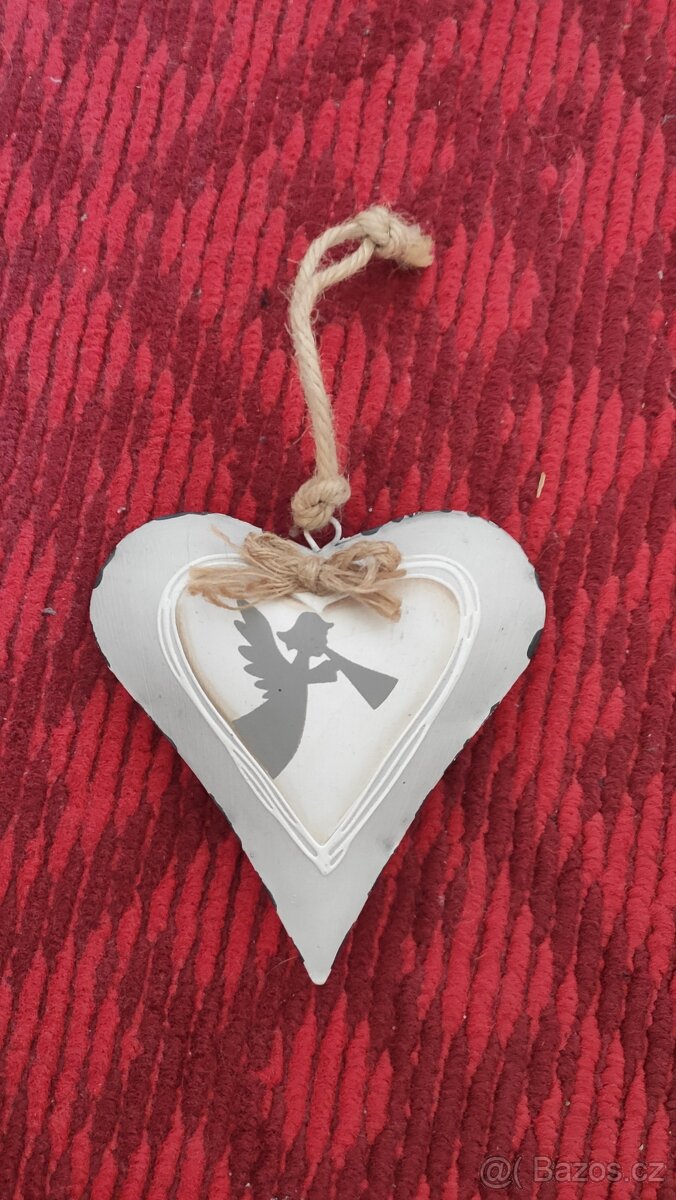 Bílé smaltované plechové  srdce 150,-