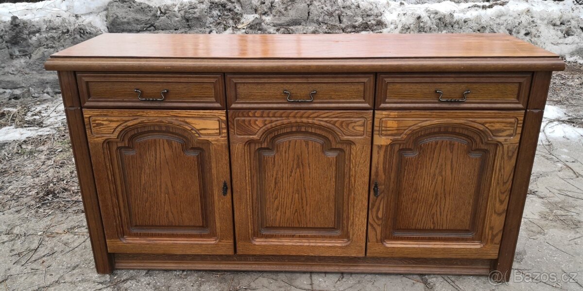 Rustikální masivní komoda