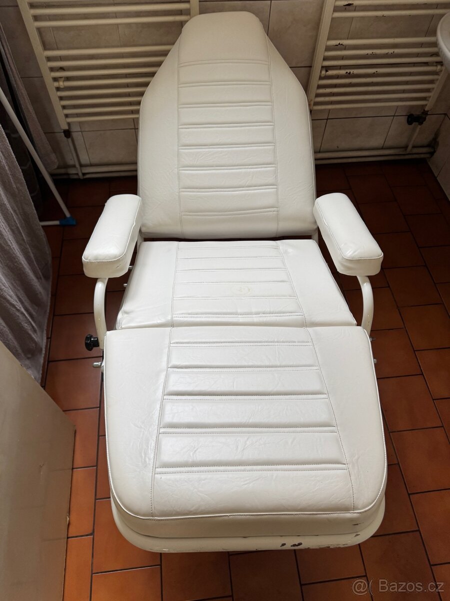 Kosmetické polohovatelné křeslo