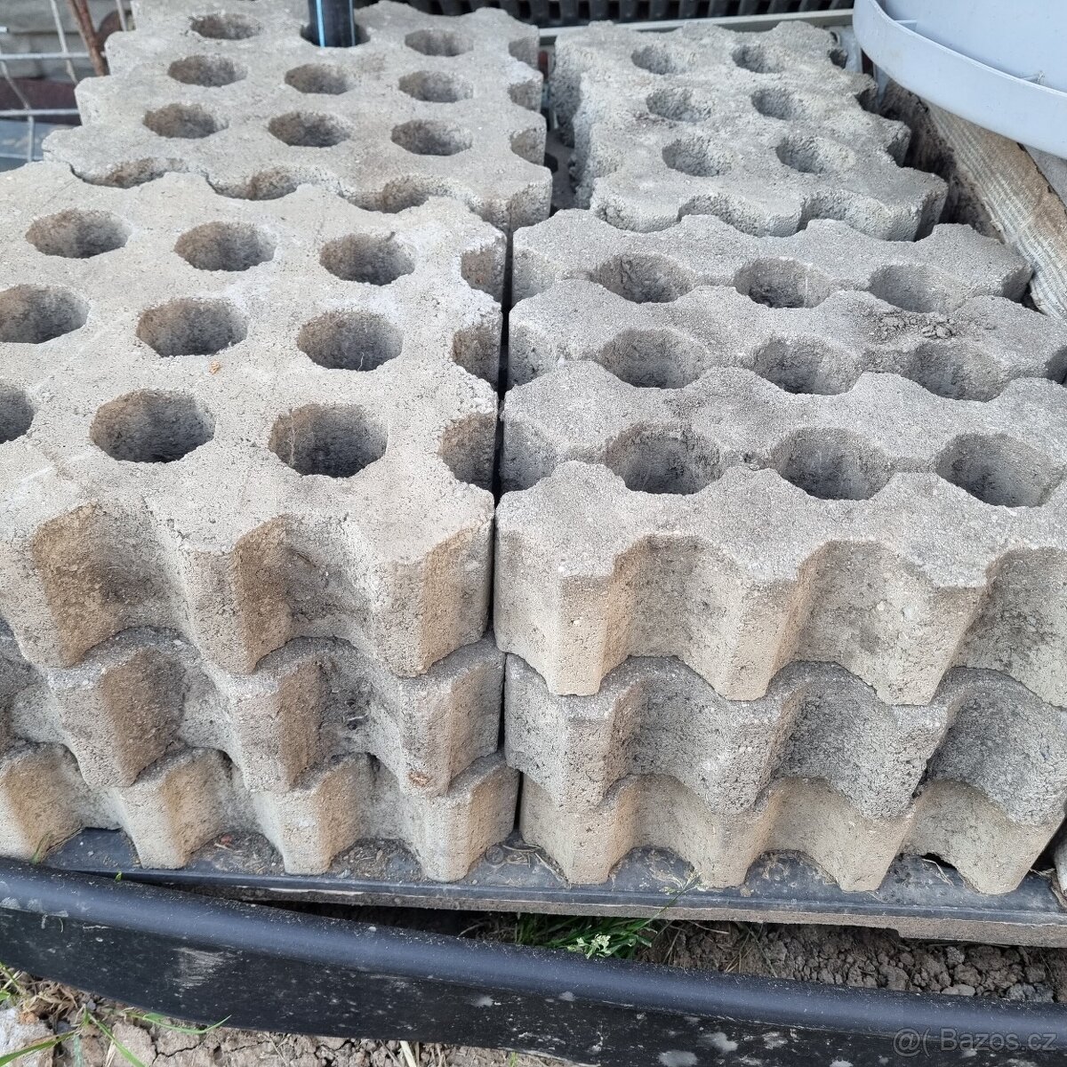 Daruji za odvoz betonové zatravňovací dlaždice 30x30x8 cm