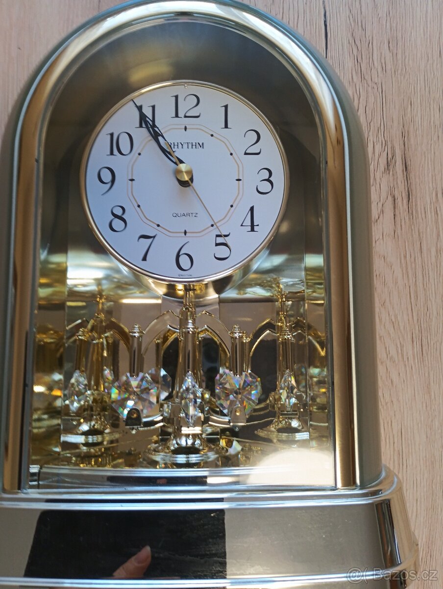 stolní hodiny rhythm quartz
