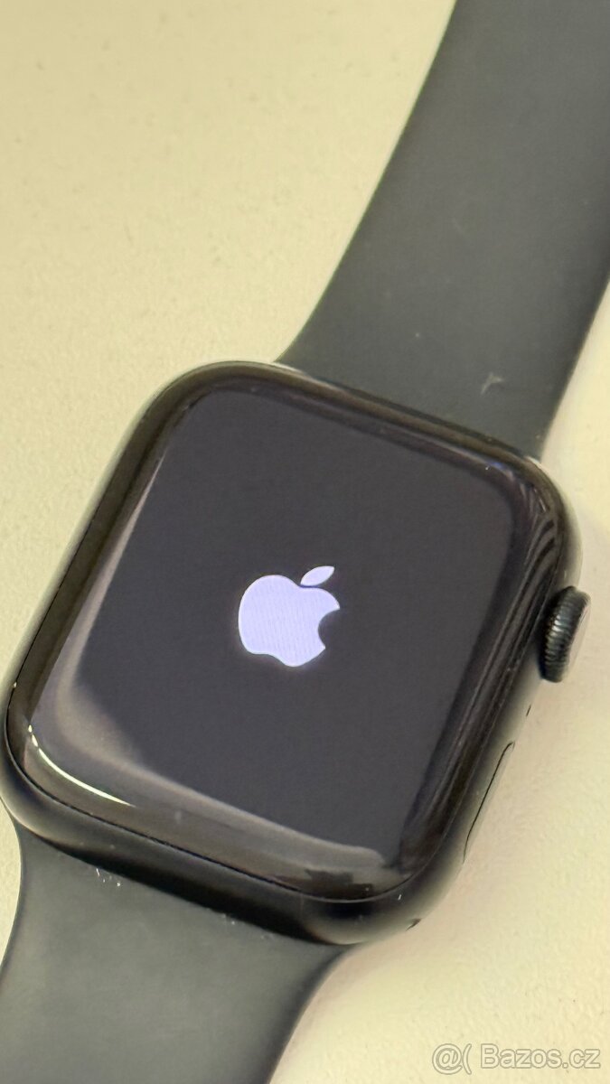 Apple Watch 8 Space Grey, krásný stav