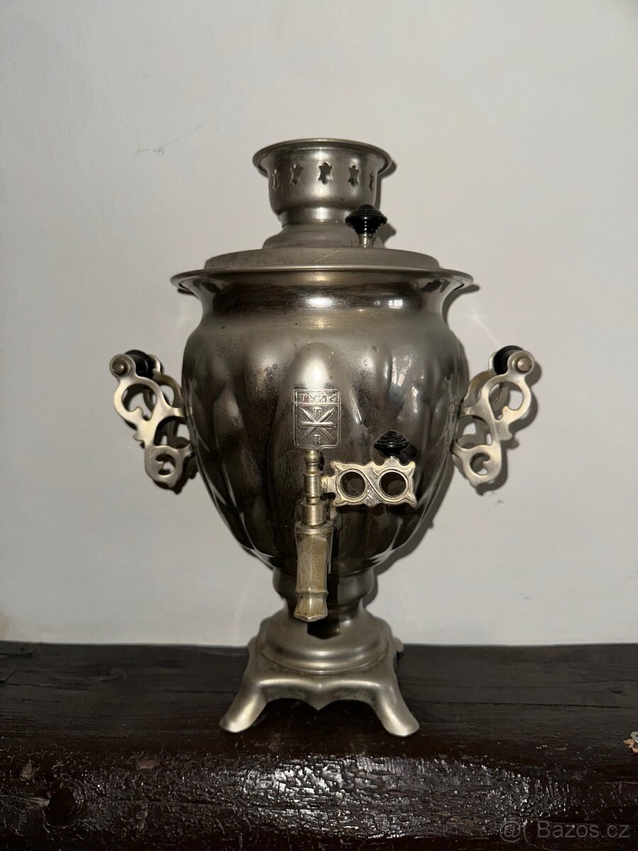 Krásný kovový samovar