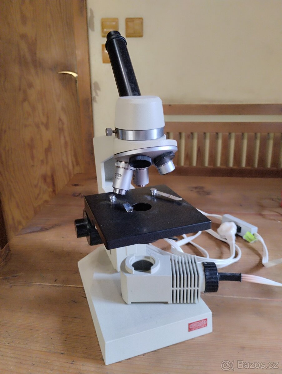 Monokulární mikroskop Meopta s podsvícením