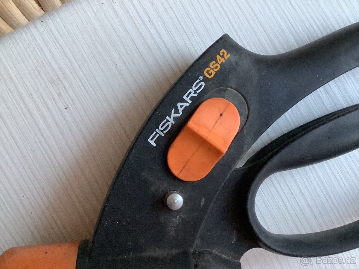 Nůžky na trávu Fiskars GS42