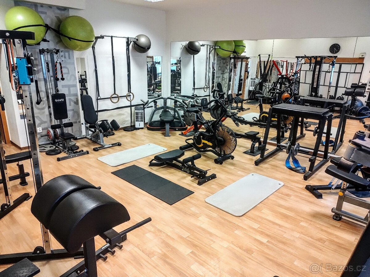 Posilovací přístroje a fitness vybavení soukromého studia
