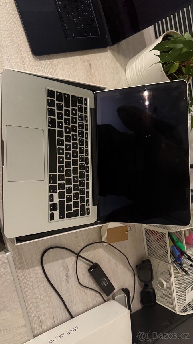 MacBook Pro 13” Retina (Early 2015) – s krabicí a nabíječkou