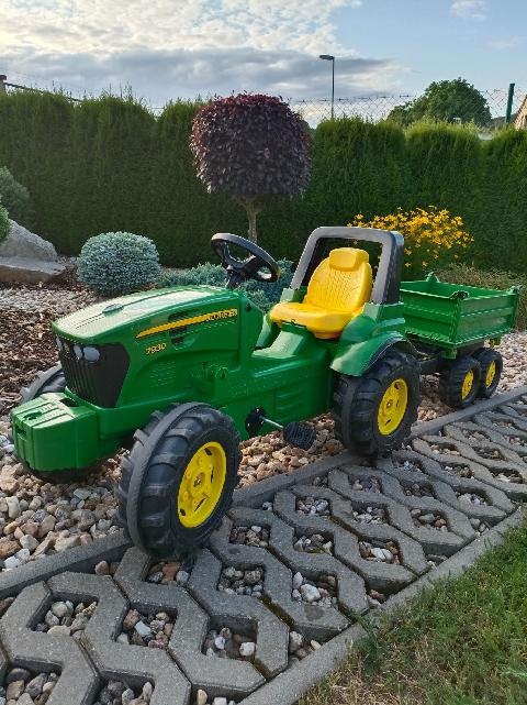 Šlapací traktor John Deere 700028 + vůz
