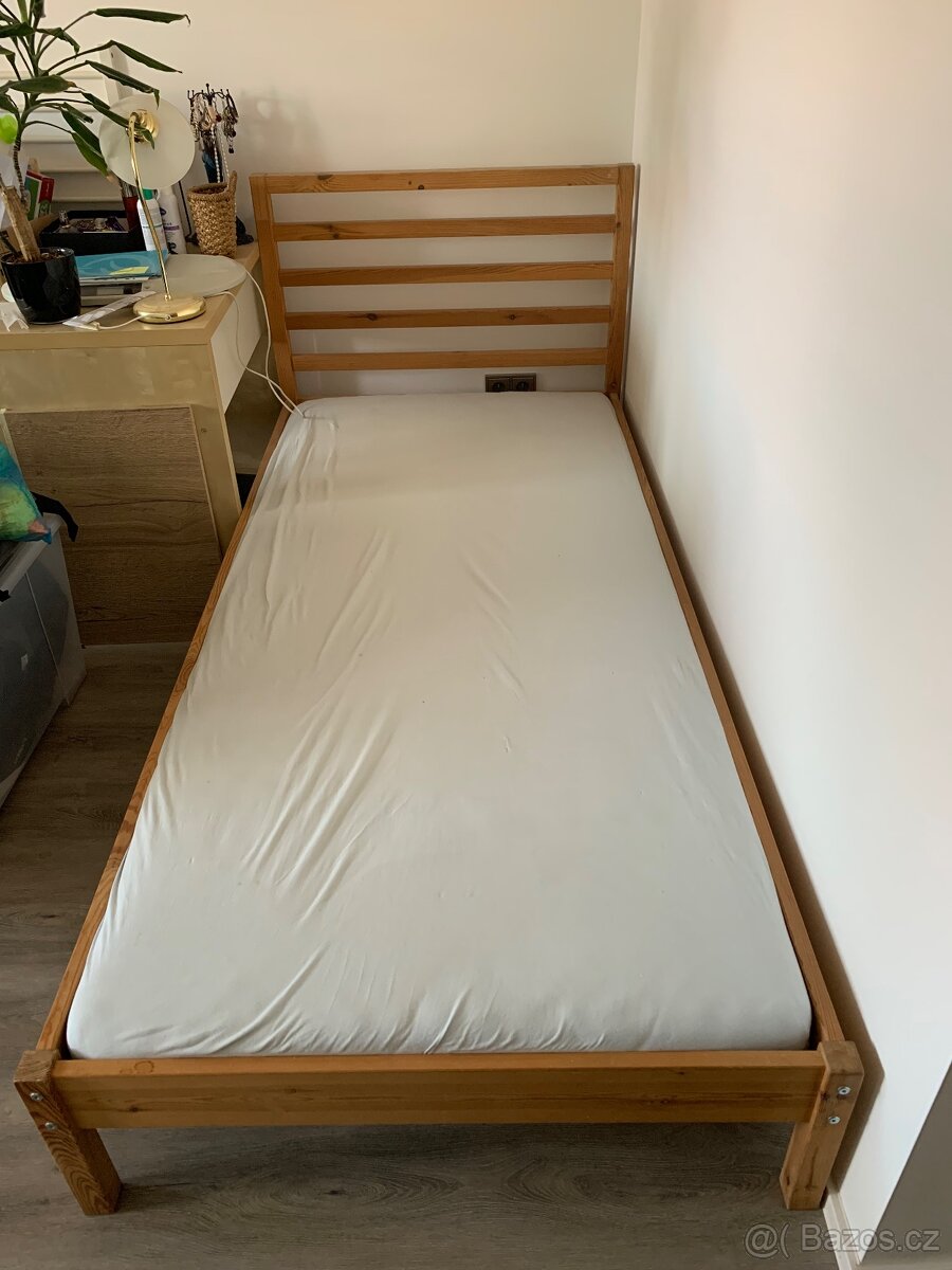 Dřevěná IKEA postel 90x200 cm (model Tarva)
