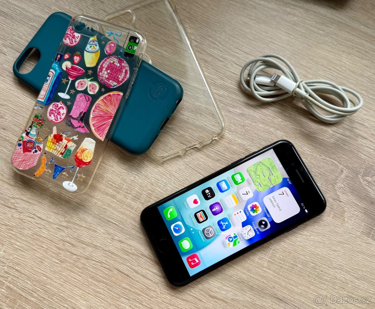 Apple iPhone SE 2 64gb černý- pěkný stav, kryty, IOS 26