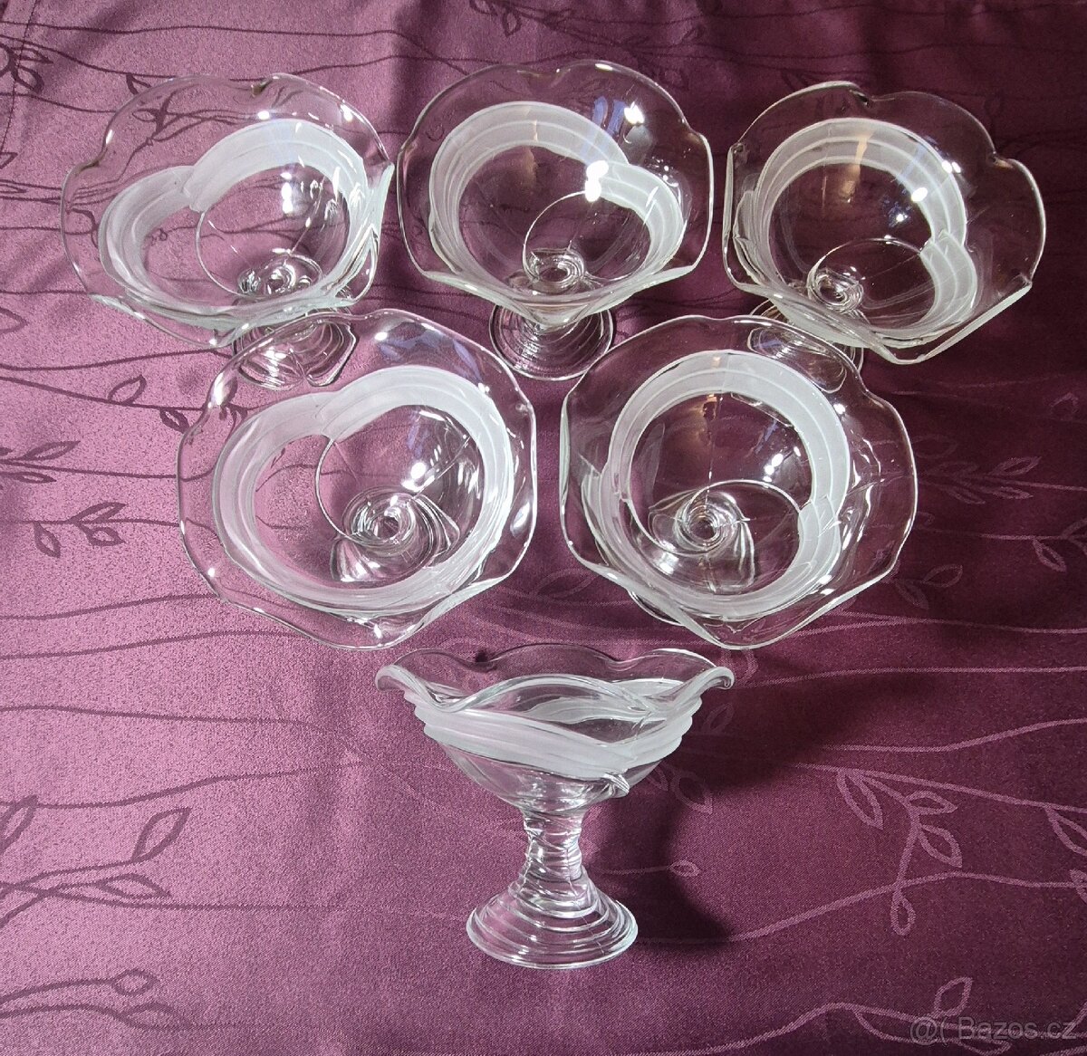 Skleněná miska na servírování