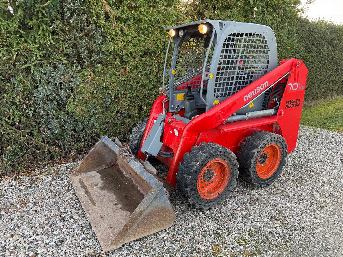 Smykový nakladač Wacker Neuson 701E/PĚKNÝ STAV,LŽÍCE,PAL.VI/