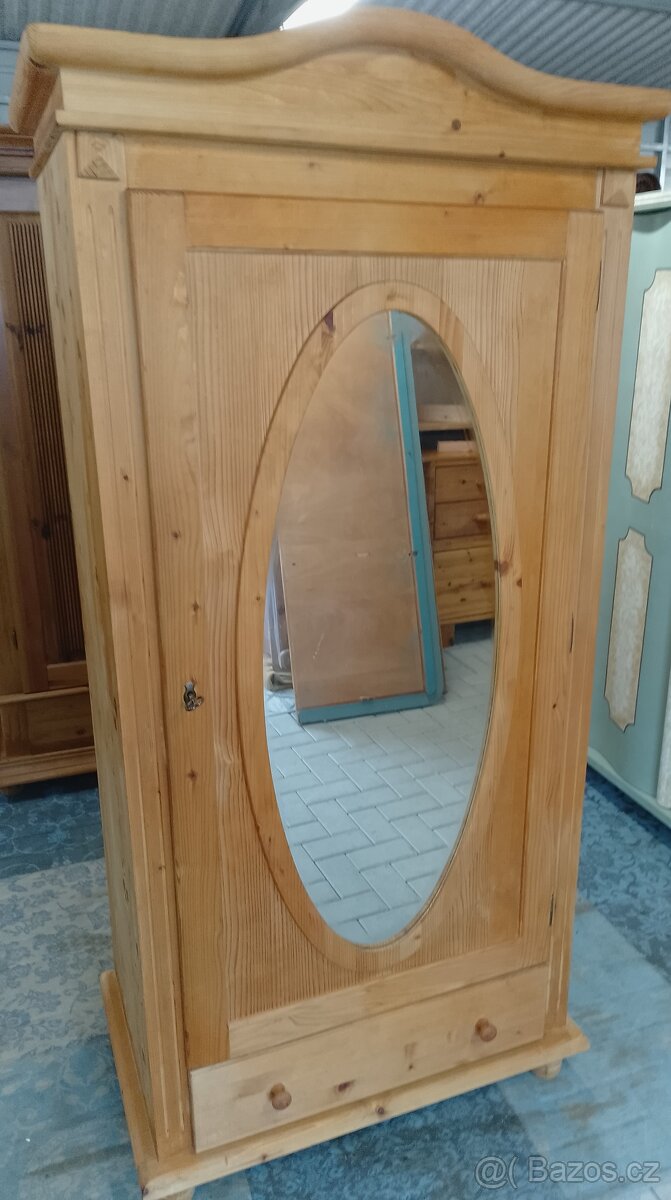 Celo masivní šatní skříň se šuplíkem a se zrcadlem