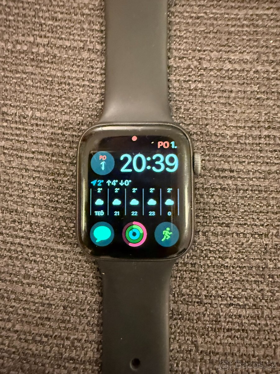 Apple Watch Series 5 – 44 mm - 2 500 Kč