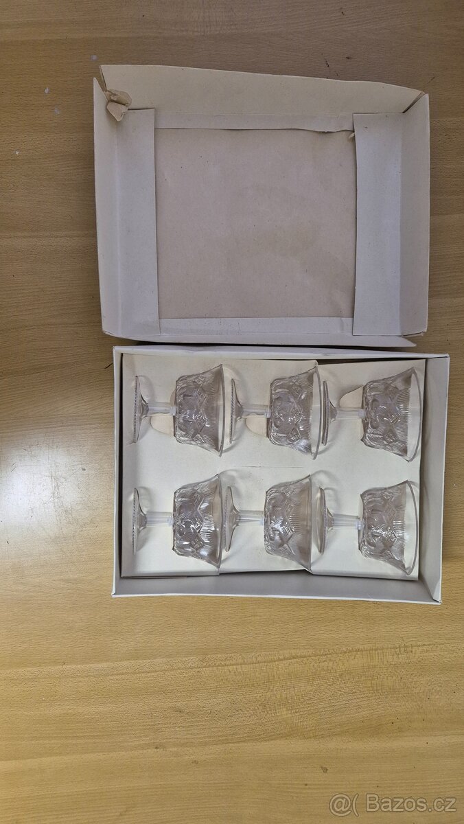 Poháry na zmrzlinu,dezerty,plastové,retro