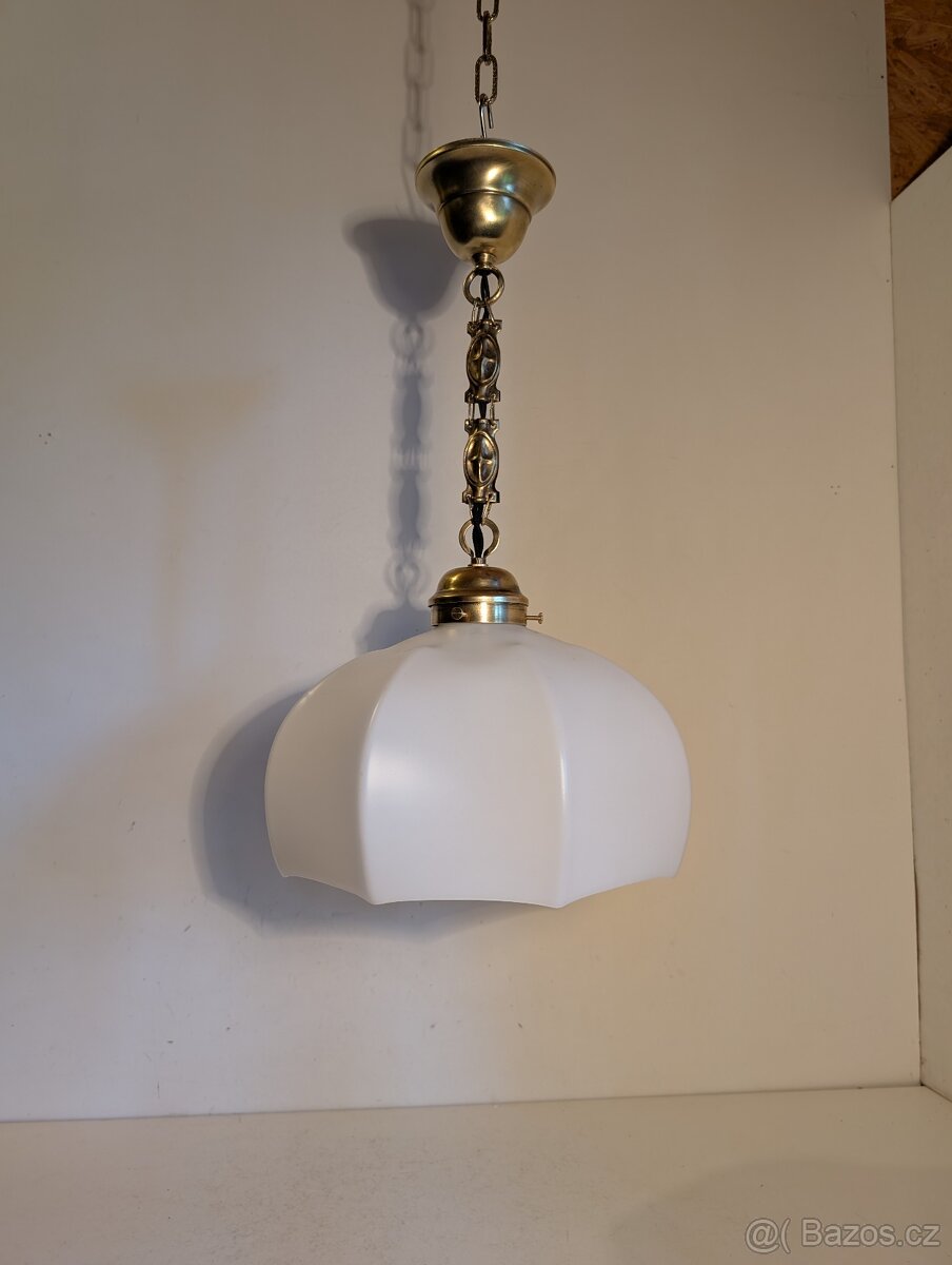 pěkný mosazný starý lustr, dobové bílé stínidlo