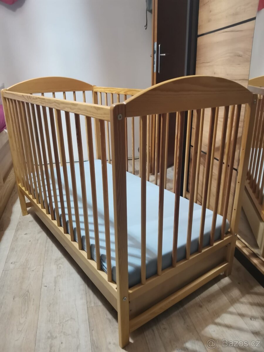 Dřevěná dětská postýlka Drewex Kuba II