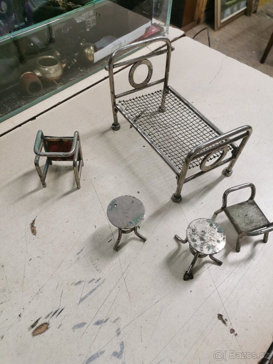 Retro nabytek pro panenky.