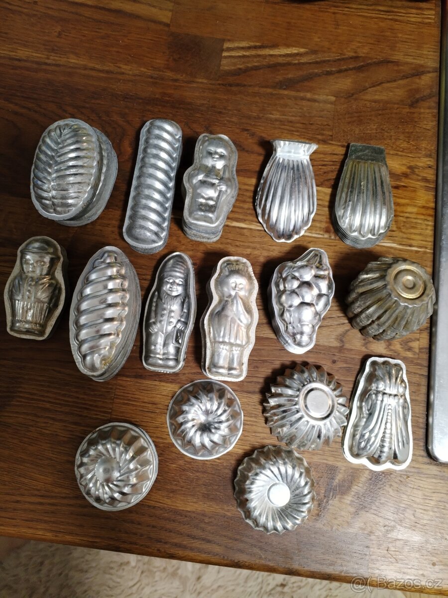 Formičky na cukroví staré.