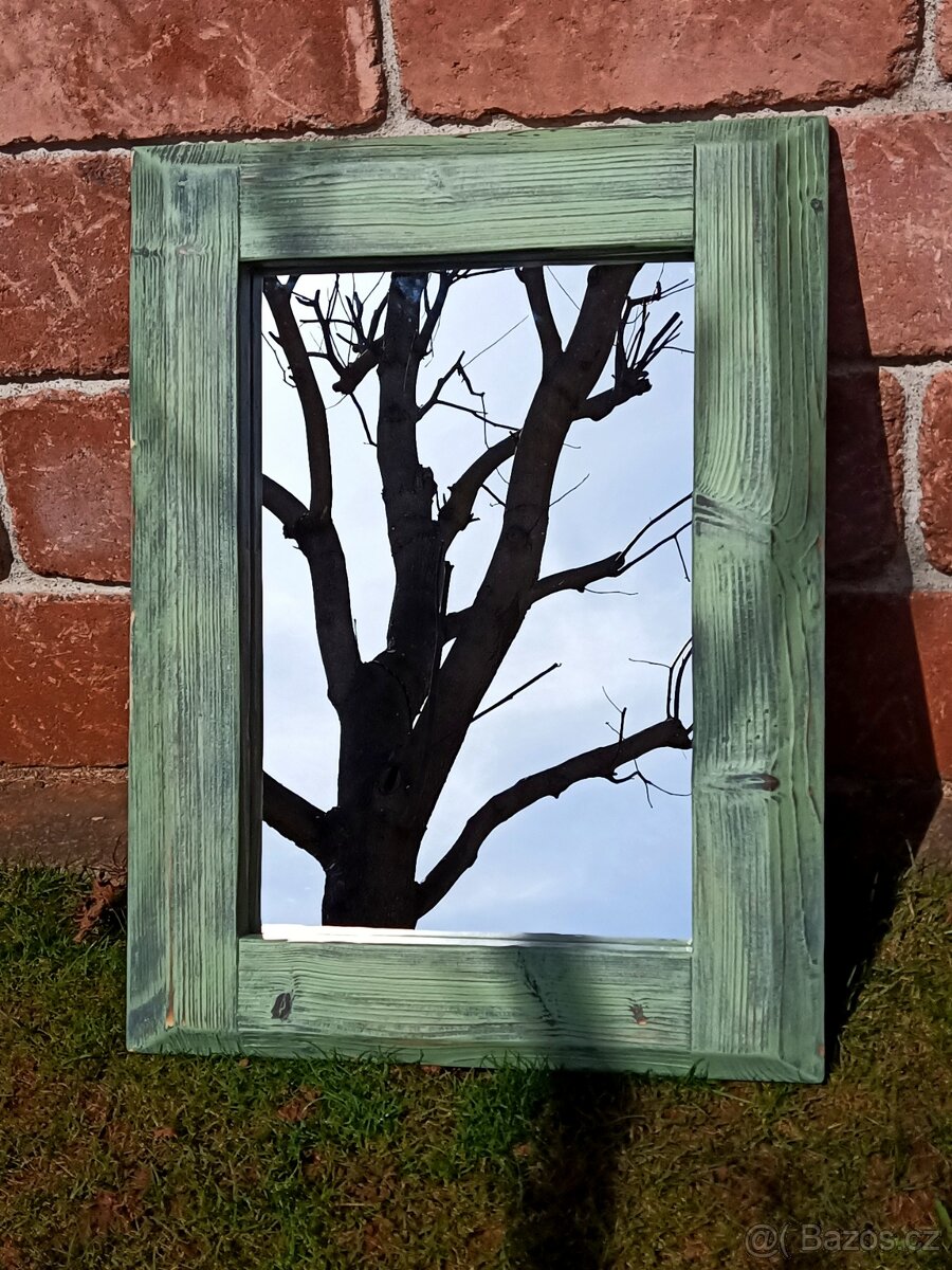 Zrcadlo v masivním, dřevěném rámu 55x72