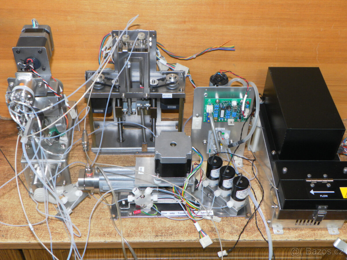 Sestava komponent kapalinového HPLC analyzátoru
