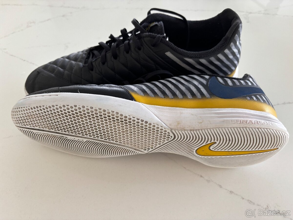 NIKE SALOVKY VEL. 45