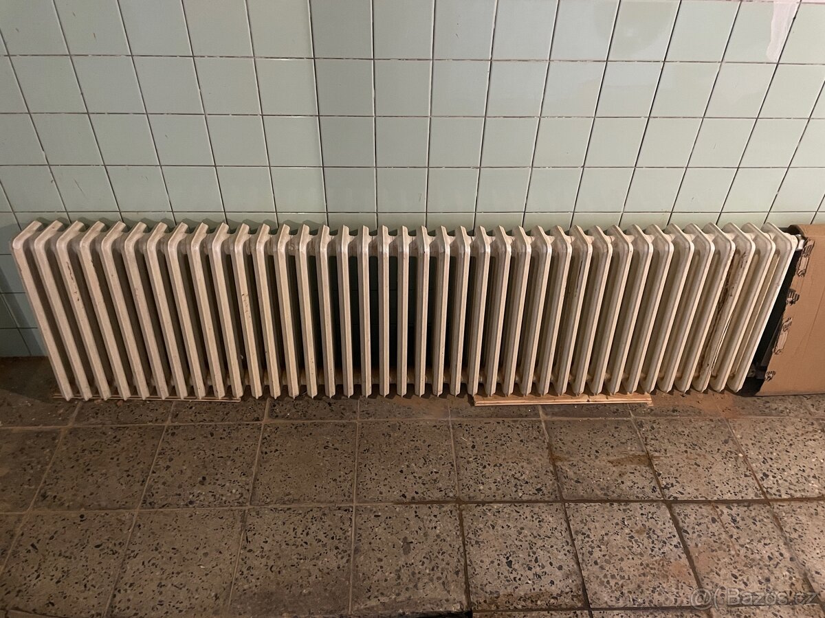 Prodám litinový radiator "lámač zad"