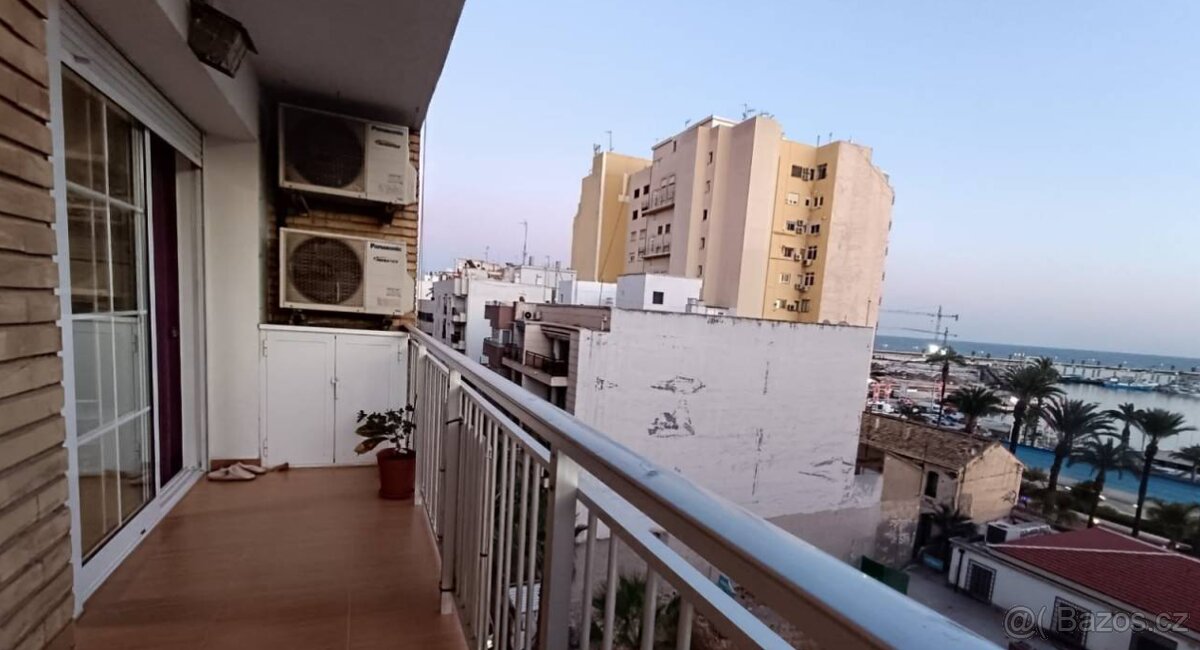 ÚŽASNÝ APARTMÁN S VÝHLEDEM NA MOŘE A MARINA V SRDCI TORREVIE