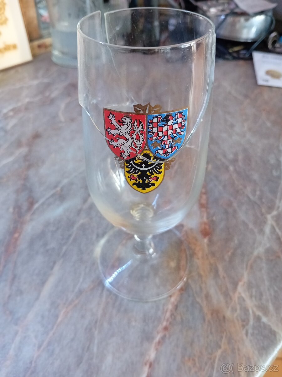 Sklenička "hradní stráže " KOUPÍM