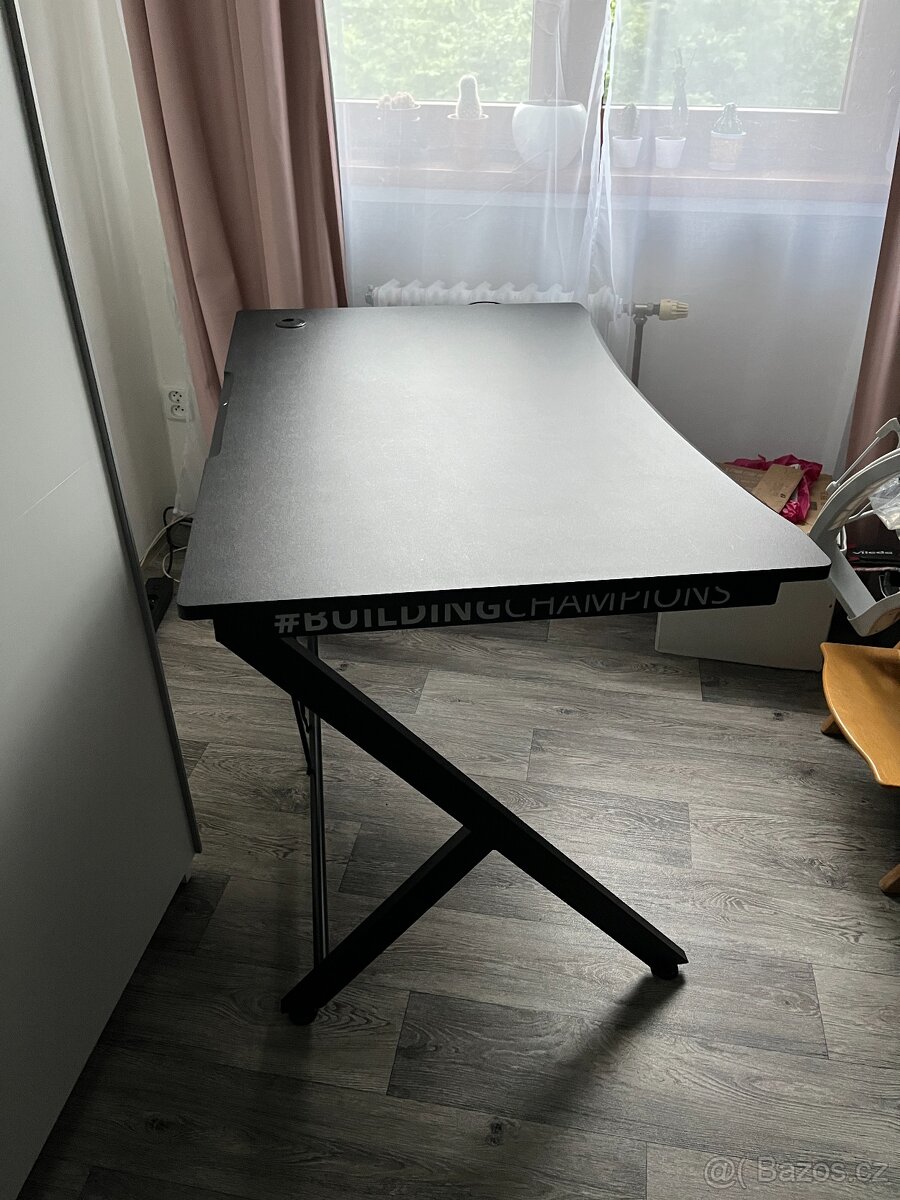 Herní stůl Trust GXT 711 Dominus Gaming Desk