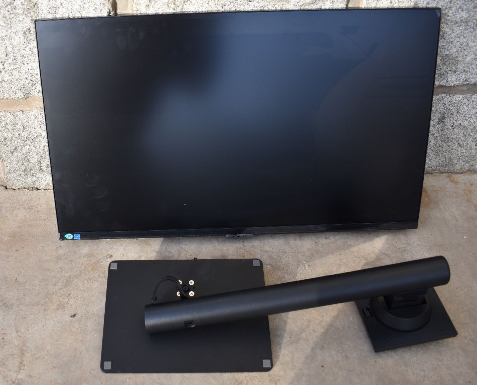Monitor Samsung S27A600NW s poškozeným panelem