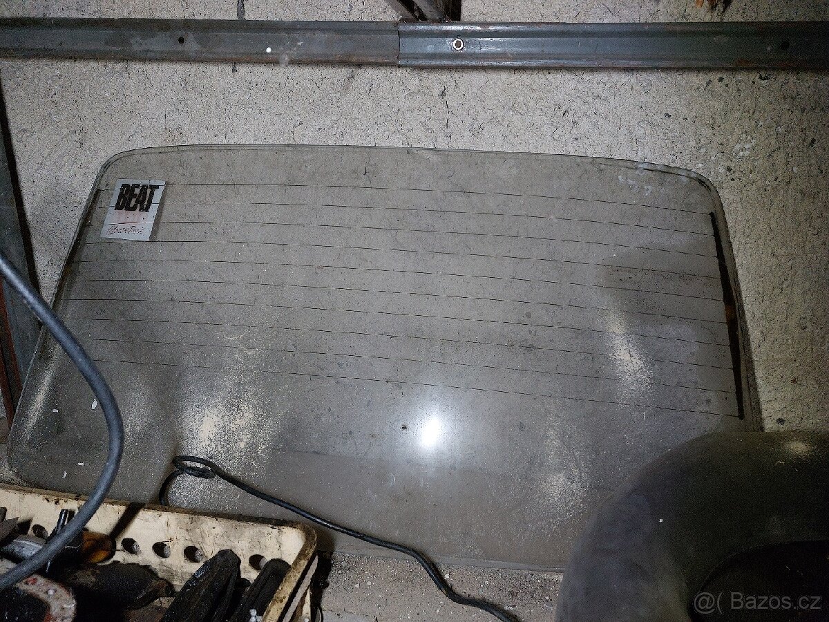 Zadní sklo Škoda 105S