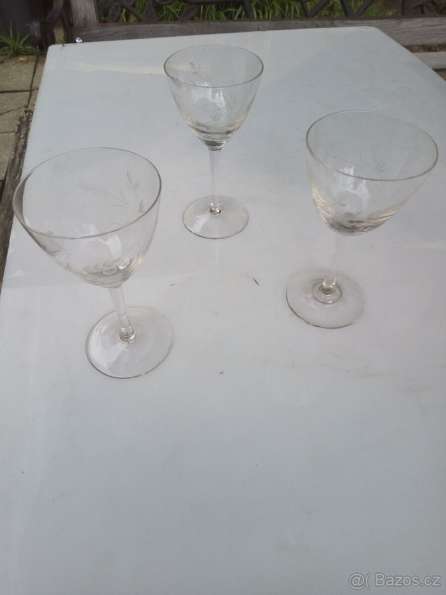 Staré skleničky s ornamenty