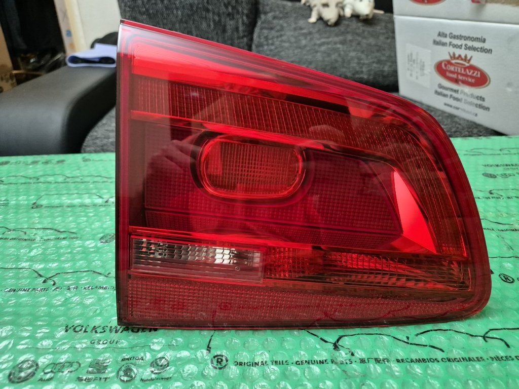 zadní levé vnitřní světlo VW Touran 1T0945093
