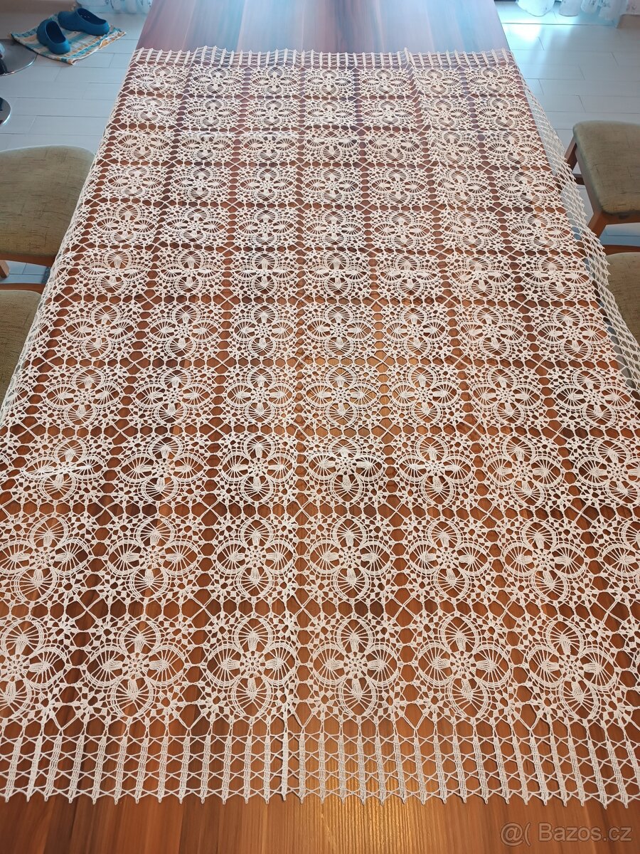 Háčkovaný ubrus 150x125