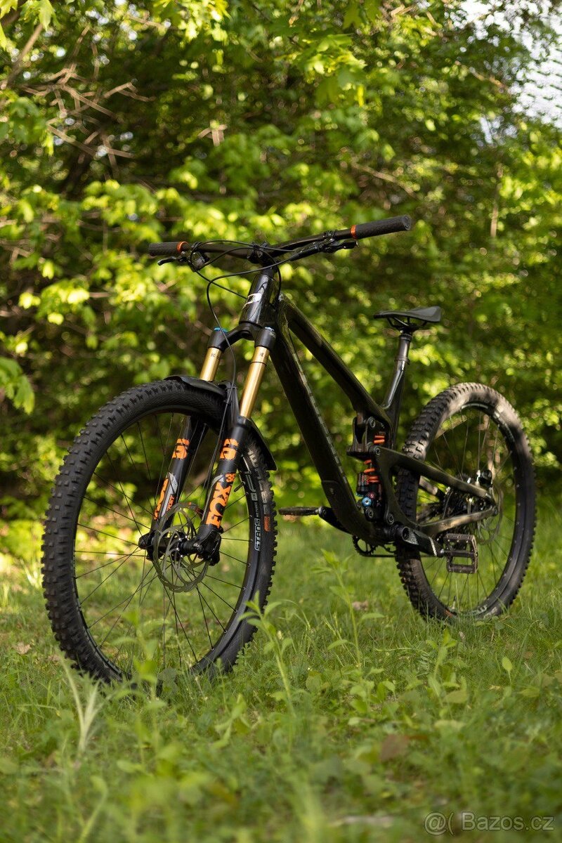Propain Tyee CF (carbon) – špičkové enduro kolo – Fox Factor