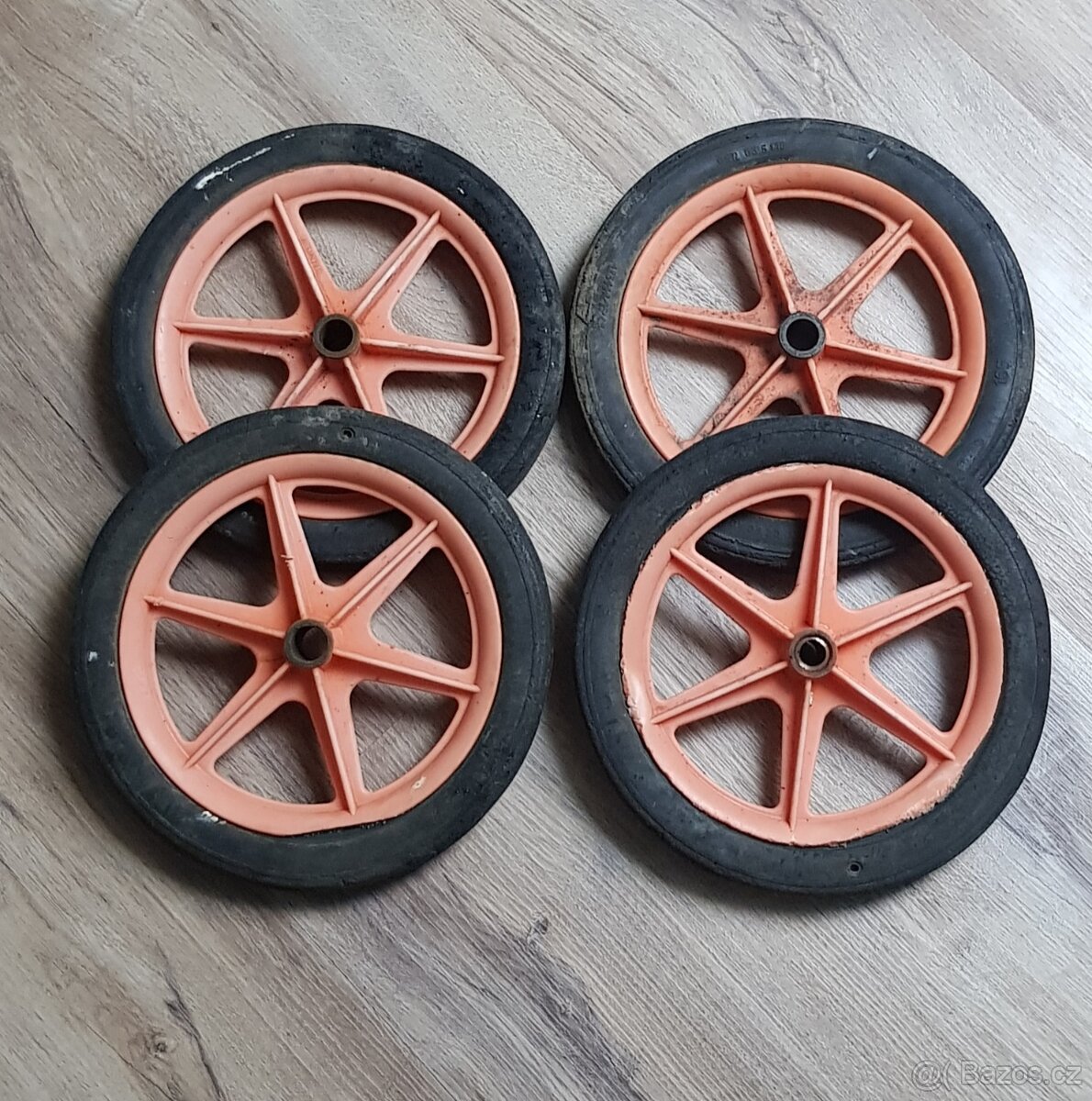 Kolečka 4ks - 22cm. Průměr středu 1,5cm.