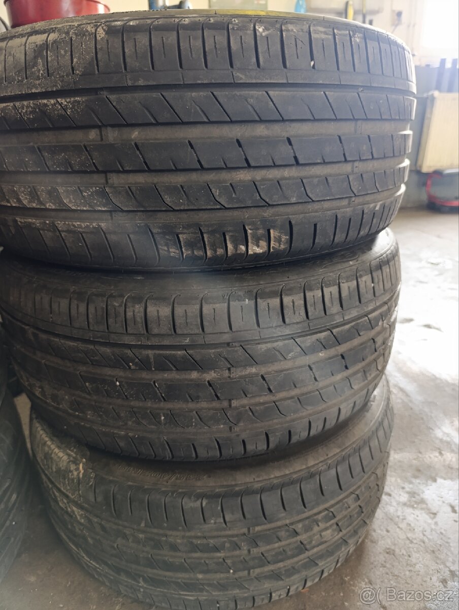 Letní 235/40/19