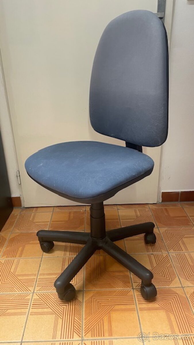 Modrá kolečková kancelářská židle.