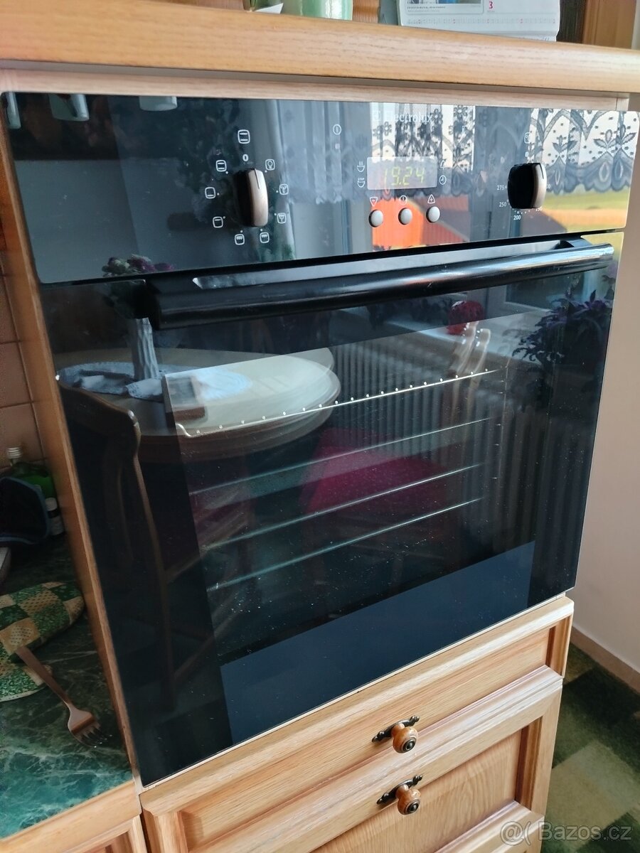 Vestavná elektrická trouba