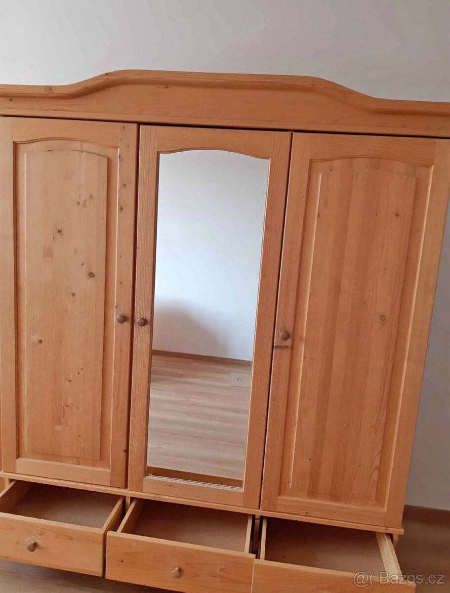 Skříň