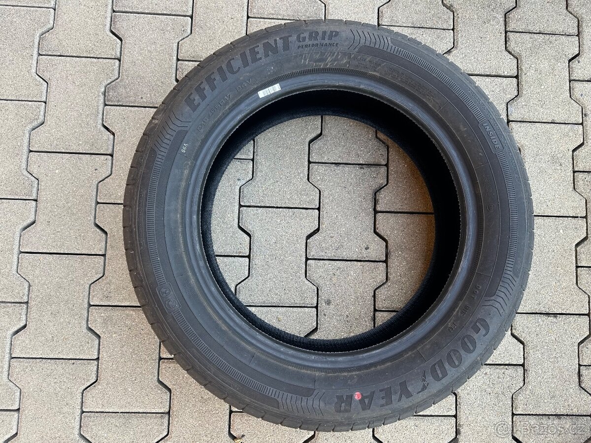 215/55/17 94 v Goodyear efficient grip performance Dot 3624