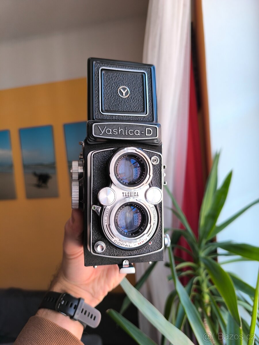 Klasický dvouoký fotoaparát na film Yashica D