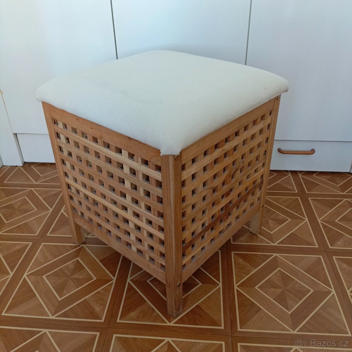 Dřevěný taburet s úložným prostorem