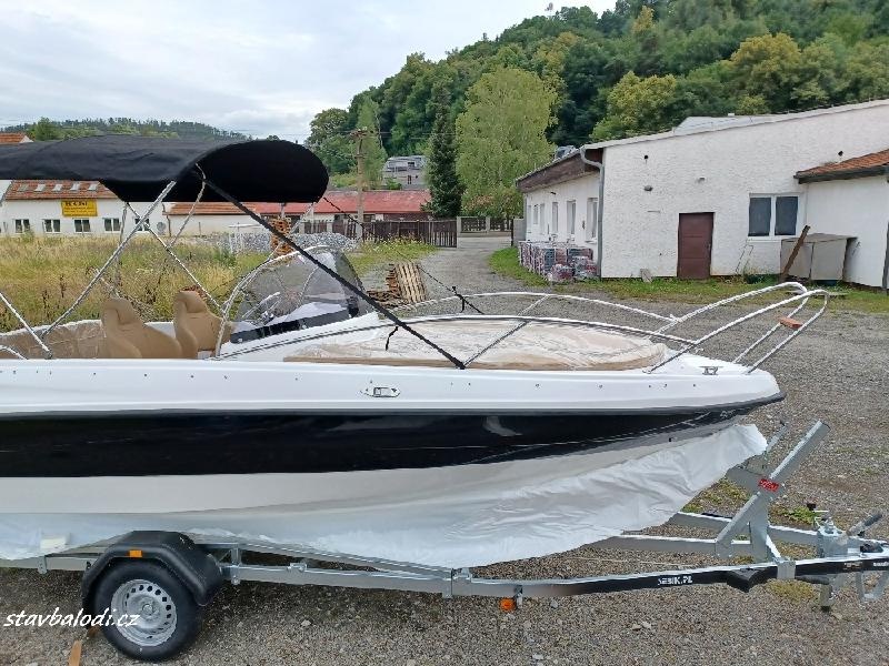 Motorový kajutový člun O 560 SD