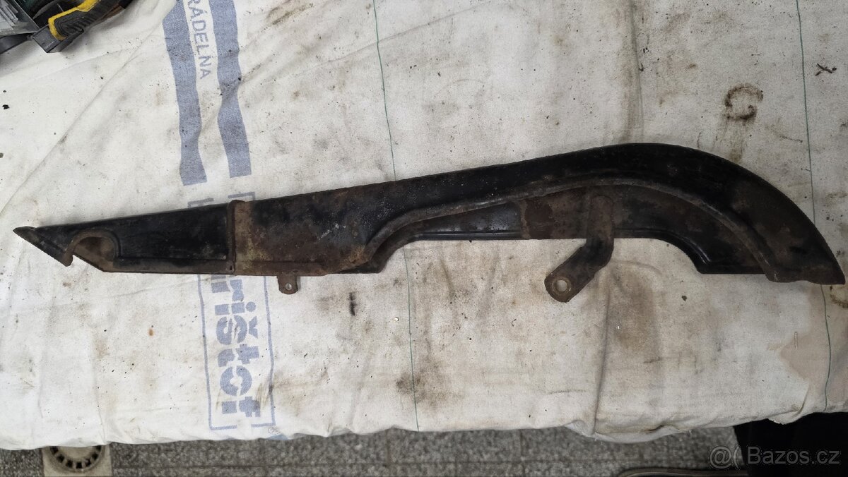 Jawa mustang kryt řetězu