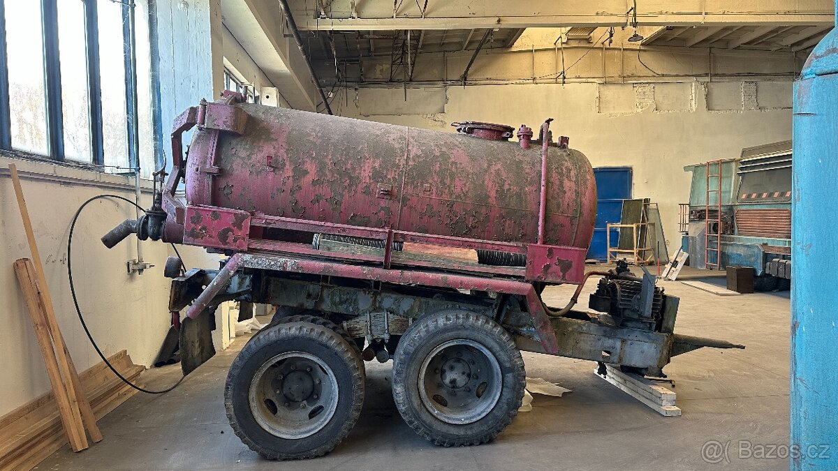 Železná cisternová přívěsná kára - fekální vůz