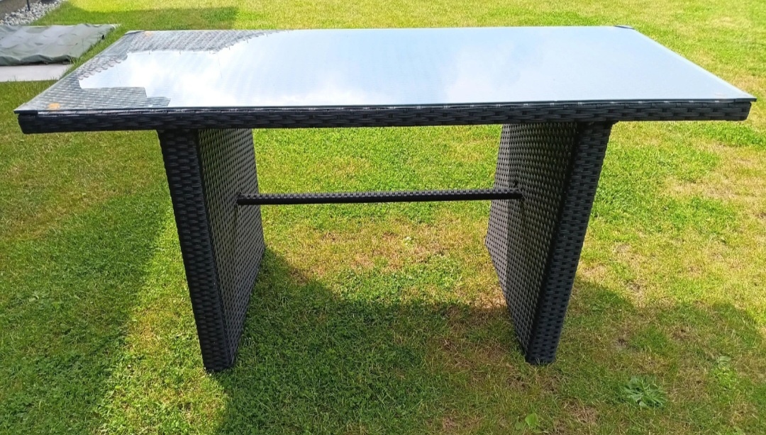 Ratanový stůl se sklem