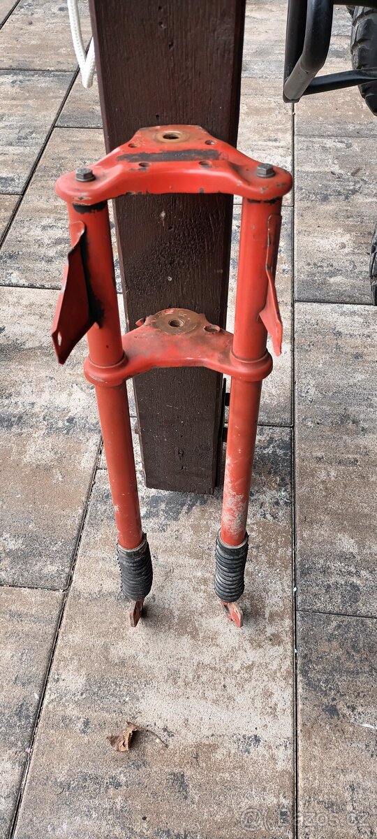 Babetta 210 - přední vidlice červené