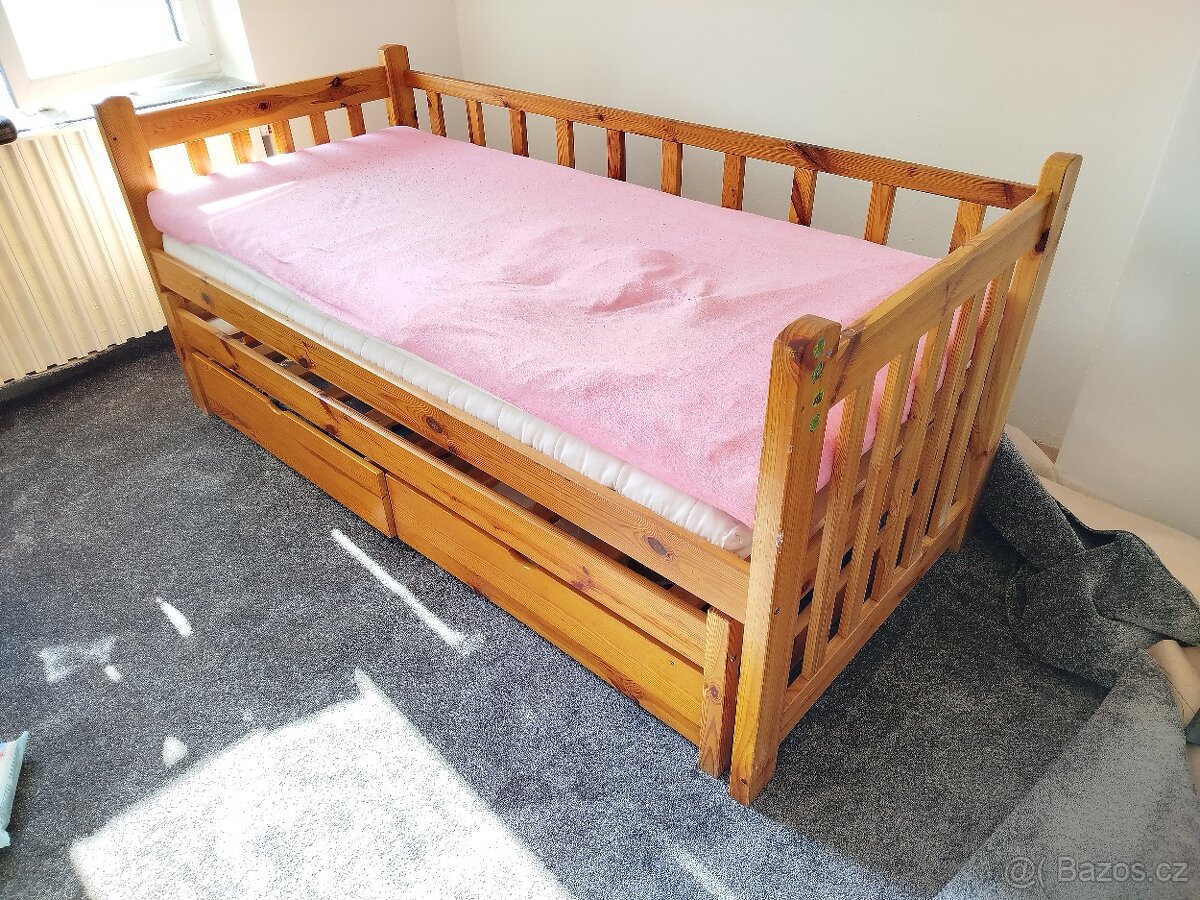 Praktická rozkládací postel z masivu (90x200 cm) s přistýlko